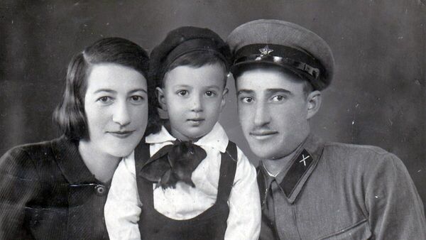 Хачик Агекян с семьей - Sputnik Армения