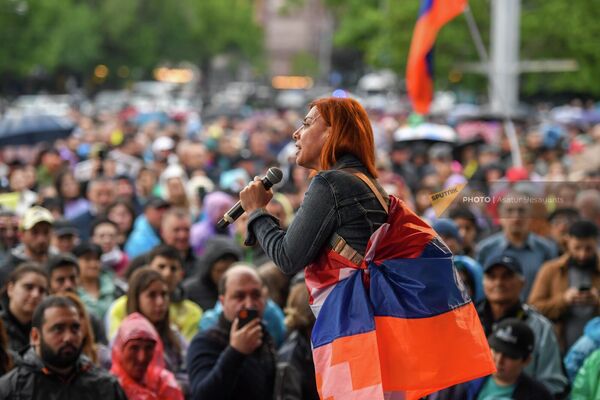 Анна Абрамян выступает на митинге оппозиции на площади Франции (2 мая 2022). Еревaн - Sputnik Армения
