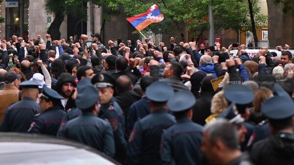 Шествие оппозиции после митинга на площади Франции (2 мая 2022). Еревaн - Sputnik Армения