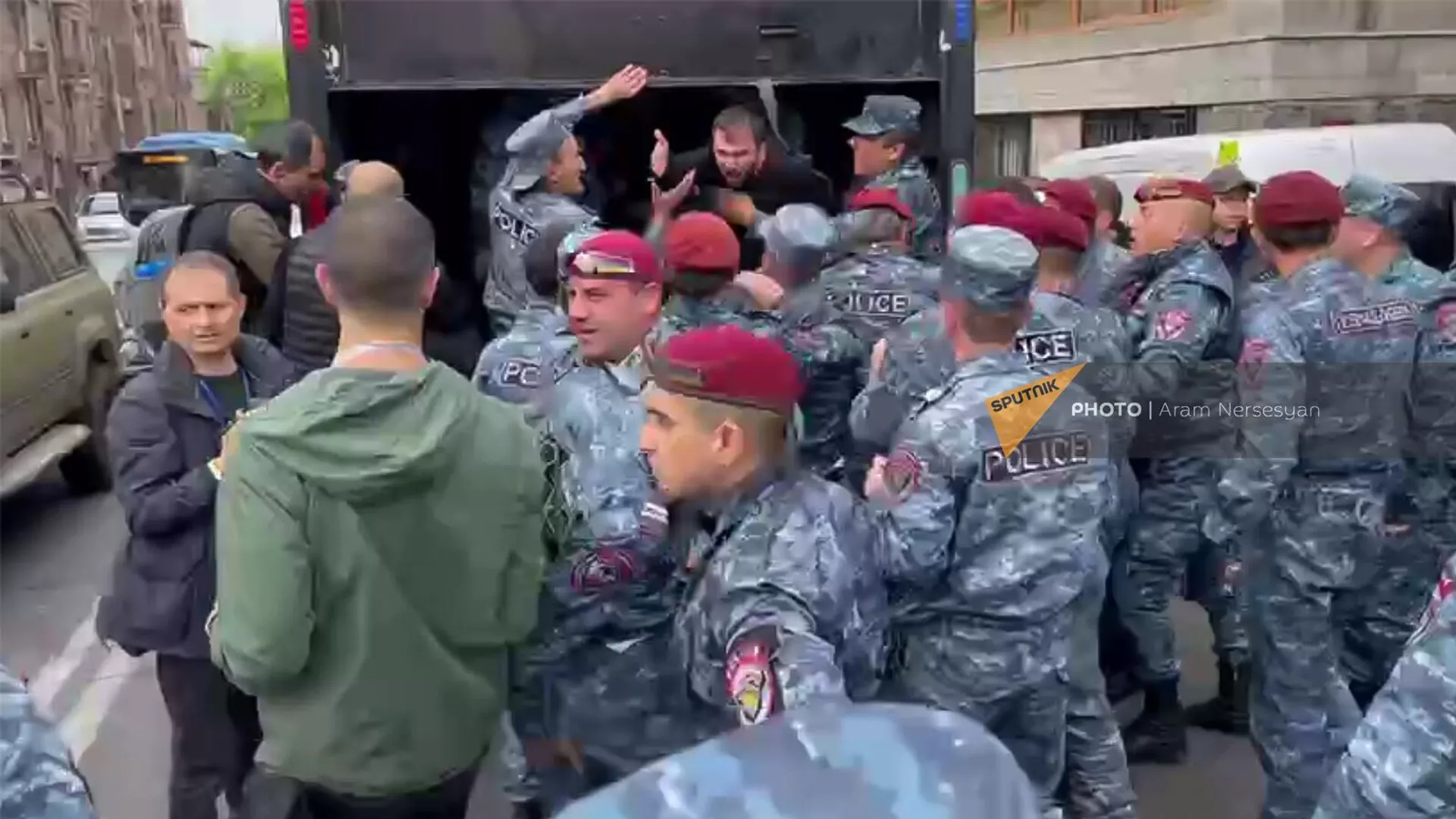 Полиция задерживает активистов, перекрывших переулок Маршала Баграмяна - Пароняна (3 мая 2022). Еревaн - Sputnik Армения, 1920, 03.05.2022