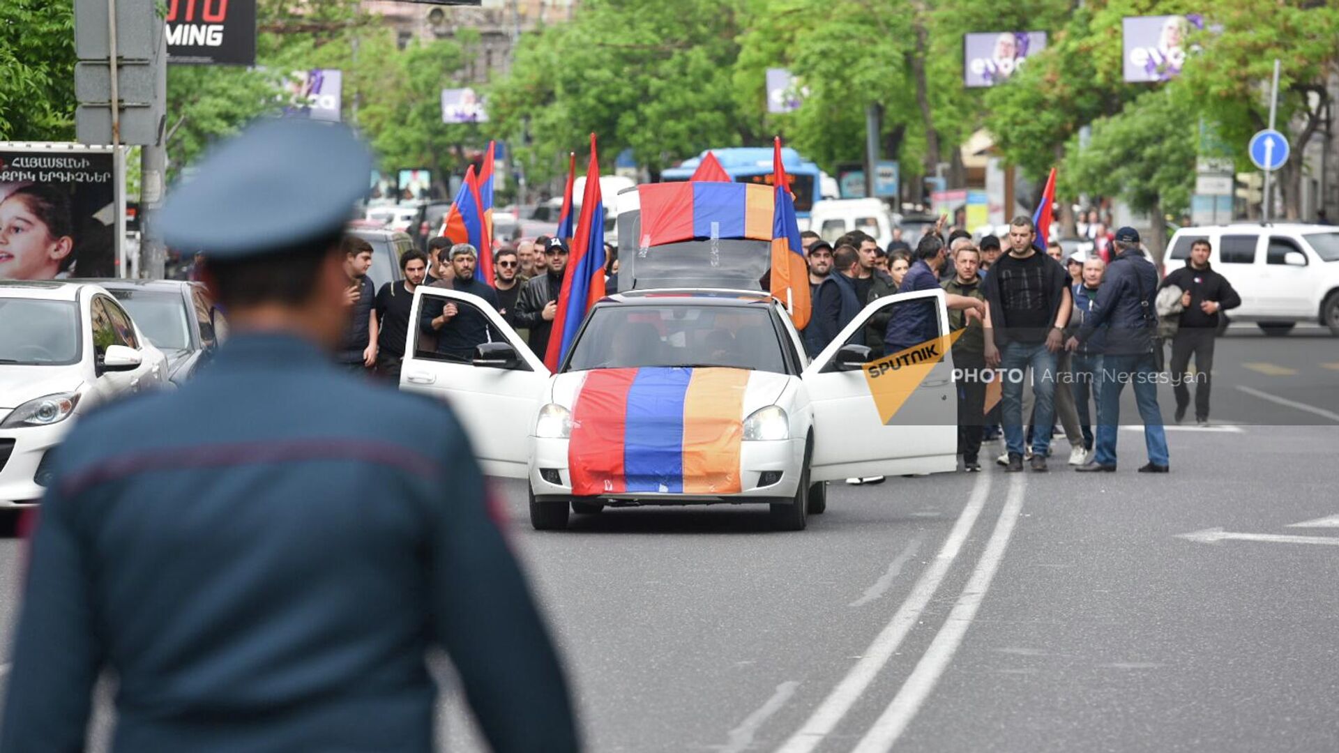 Активисты с флагами на третий день акции неповиновения (3 мая 2022). Еревaн - Sputnik Արմենիա, 1920, 03.05.2022