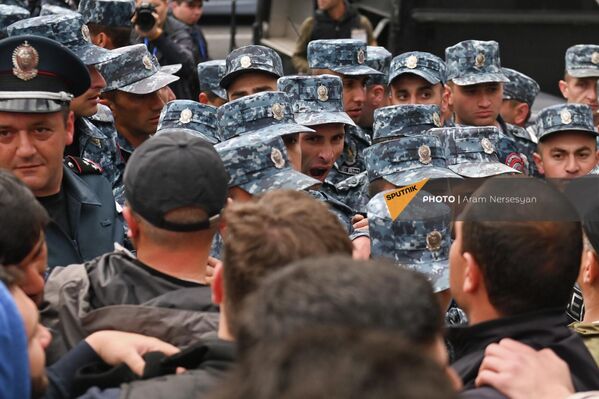 Ոստիկանության աշխատակիցները բացում են Մարշալ Բաղրամյան - Պռոշյան խաչմերուկը (3 մայիսի, 2022). Երևան - Sputnik Արմենիա