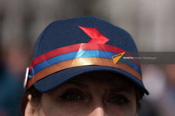 Անհնազանդության ակցիայի մասնակիցներից մեկը հայկական եռագույնով ու «Դիմադրություն» շարժման նշանով գլխարկով է (3 մայիսի, 2022). Երևան - Sputnik Արմենիա