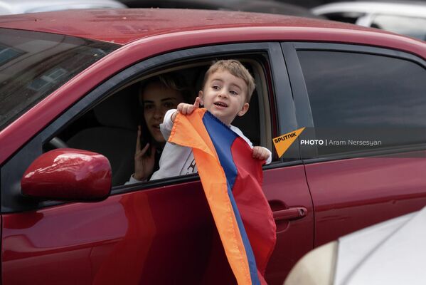 Երեխան հայկական եռագույնով&#x60; Աբովյան փողոցում (3 մայիսի, 2022). Երևան - Sputnik Արմենիա