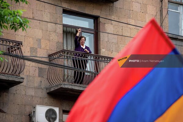 Կինը պատշգամբից ողջունում է անհնազանդության ակցիայի մասնակիցներին (3 մայիսի, 2022). Երևան - Sputnik Արմենիա
