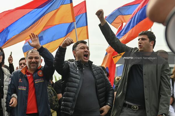 ՀՀԿ–ի ակտիվիստները Իսահակյան փողոցում (3 մայիսի, 2022). Երևան - Sputnik Արմենիա