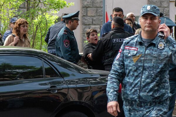 Полицейский выводит участника акции неповиновения с проезжей части на улице Сарьяна (3 мая 2022). Еревaн - Sputnik Արմենիա