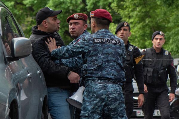 Ոստիկանները Սարյան փողոցում բերման են ենթարկում անհնազանդության ակցիայի մասնակցին (3 մայիսի, 2022). Երևան - Sputnik Արմենիա