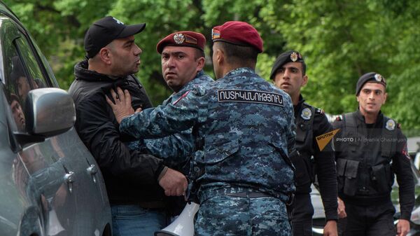 Полицейские задерживают участника акции неповиновения на улице Сарьяна (3 мая 2022). Еревaн - Sputnik Армения