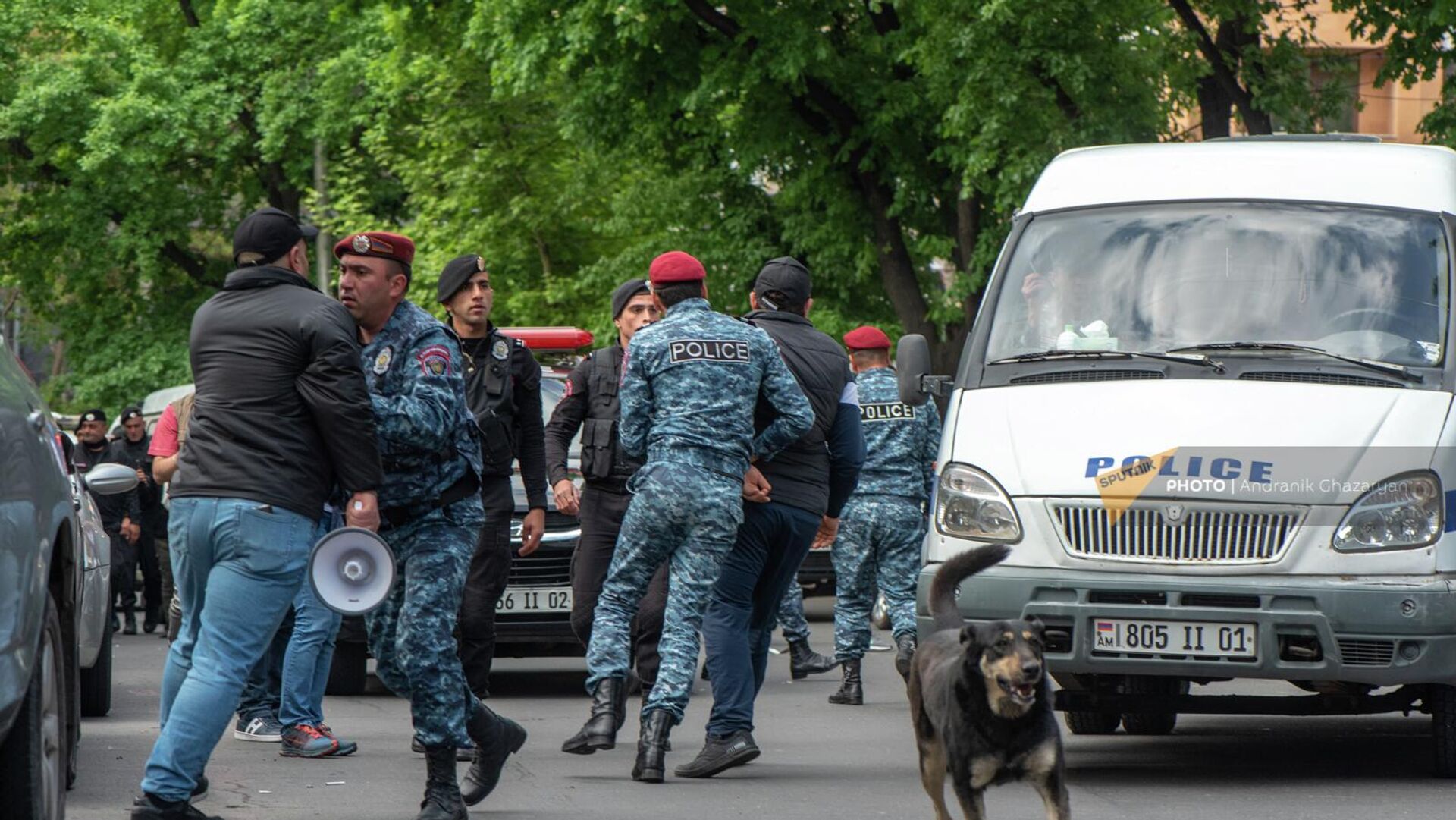Полиция задерживает активистов на улице Сарьяна (3 мая 2022). Еревaн - Sputnik Армения, 1920, 03.05.2022