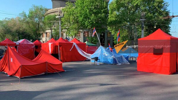 Палатки оппозиции на площади Франции на четвертый день акции неповиновения (4 мая 2022). Еревaн - Sputnik Армения