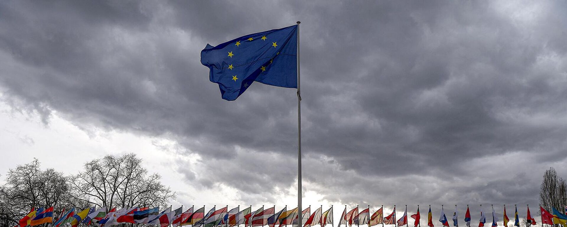Национальные флаги на фоне флага Европейского союза в Страсбурге - Sputnik Արմենիա, 1920, 29.04.2021