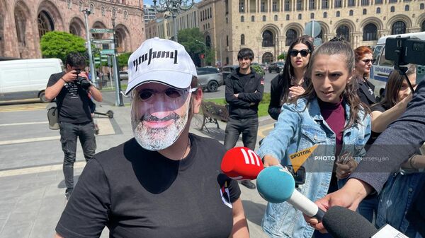 Одна из активисток оппозиционного движения в карикатурном образе, изображающем премьер-министра Никола Пашиняна, на площади Республики (4 мая 2022). Еревaн - Sputnik Армения