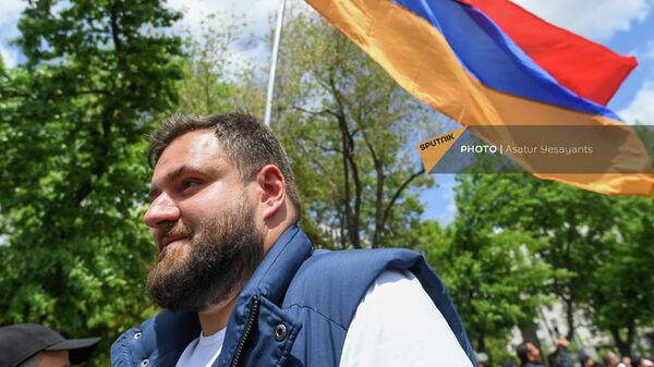 Բլոգեր Միկա Բադալյանը բողոքի ակցիային - Sputnik Արմենիա
