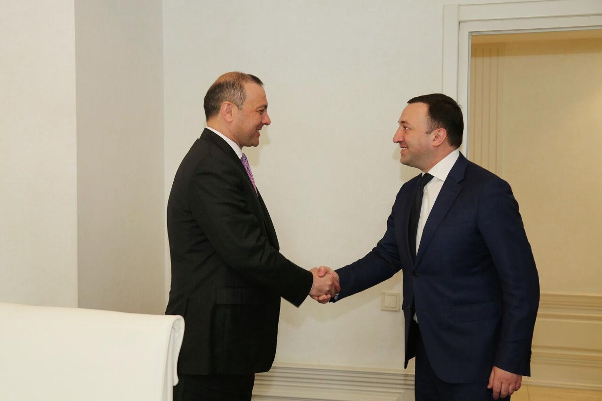 Секретарь Совбеза РА Армен Григорян на встрече с премьер-министром Грузии Ираклием Гарибашвили (4 мая 2022 года). Тбилиси - Sputnik Արմենիա, 1920, 04.05.2022