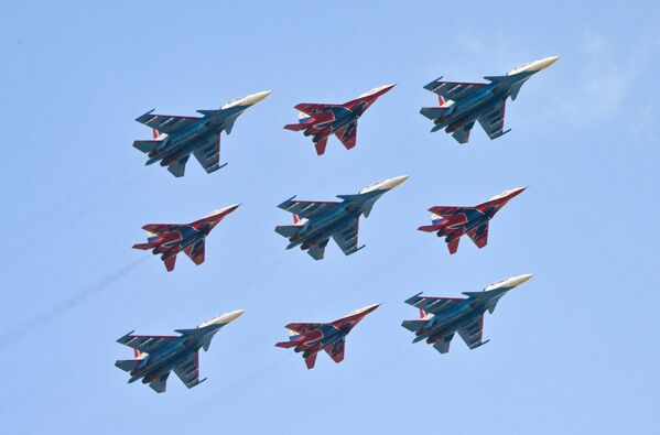Строй кубинский бриллиант из истребителей МиГ-29 и Су-30СМ пилотажных групп Русские витязи и Стрижи на репетиции воздушной части парада в честь 77-й годовщины Победы  - Sputnik Армения
