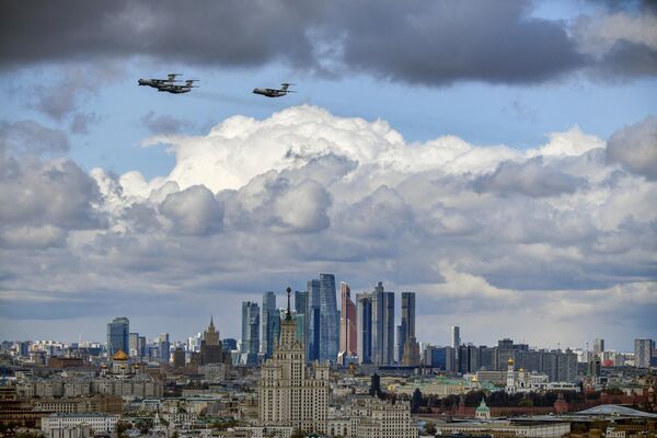 Тяжелые транспортные самолеты Ил-76МД на репетиции воздушной части парада в честь 77-й годовщины Победы - Sputnik Армения