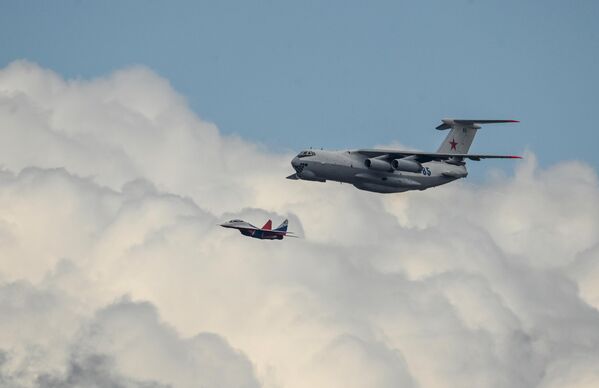 Самолет-заправщик Ил-78 и многоцелевой истребитель МиГ-29 пилотажной группы &quot;Стрижи&quot;. - Sputnik Армения
