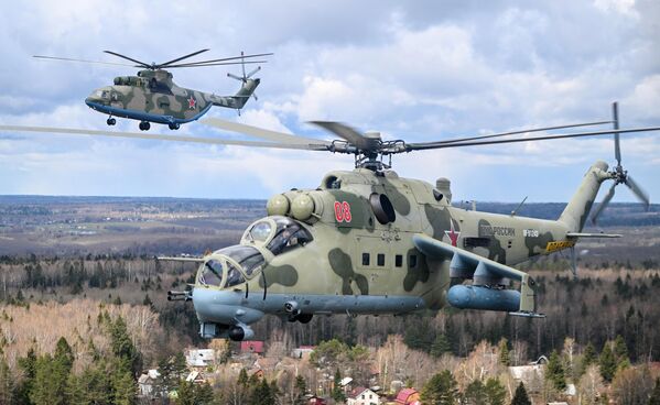 Тяжелый многоцелевой транспортный вертолет Ми-26 (на втором плане) и ударный вертолет Ми-24 летят на репетицию воздушной части парада Победы - Sputnik Армения