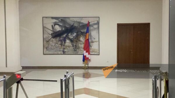 Իշխան Սաղաթելյանն ԱԳՆ շենքի ներսում տեղադրեց Արցախի դրոշը - Sputnik Արմենիա