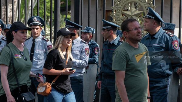 Гегам Манукян у ворот здания Парламента перед началом заседания на четвертый день акции неповиновения (4 мая 2022). Еревaн - Sputnik Армения