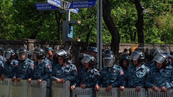 Усиленная охрана у здания Парламента перед началом заседания на четвертый день акции неповиновения (4 мая 2022). Еревaн - Sputnik Армения