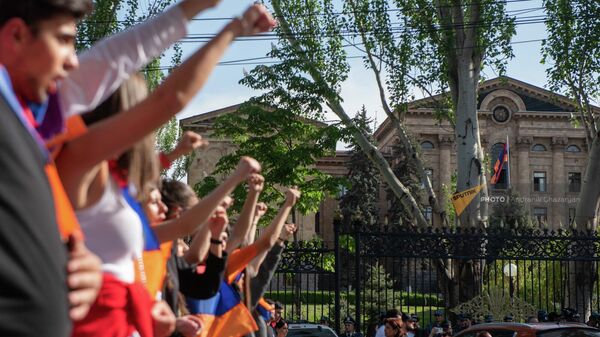Шествие оппозиции на проспекте Баграмяна к зданию Парламента - Sputnik Армения