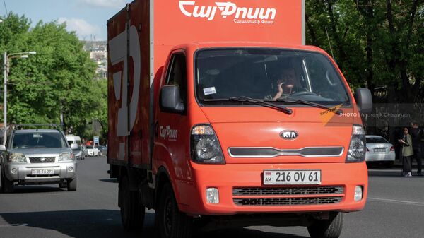 Автомобиль Почты Армении на проспекте Баграмяна - Sputnik Армения