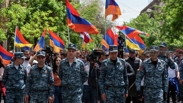 Сотрудники полиции сопровождают протестное шествие на улице Хоренаци (4 мая 2022). Еревaн - Sputnik Армения