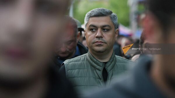 Артур Ванецян на митинге оппозиции на пятый день акции неповиновения (5 мая 2022). Еревaн - Sputnik Армения