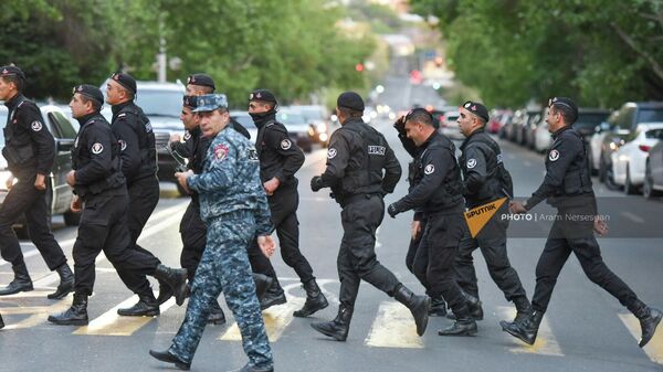 Полиция сопровождает участников митинга оппозиции по улице Налбандяна на пятый день акции неповиновения (5 мая 2022). Еревaн - Sputnik Армения