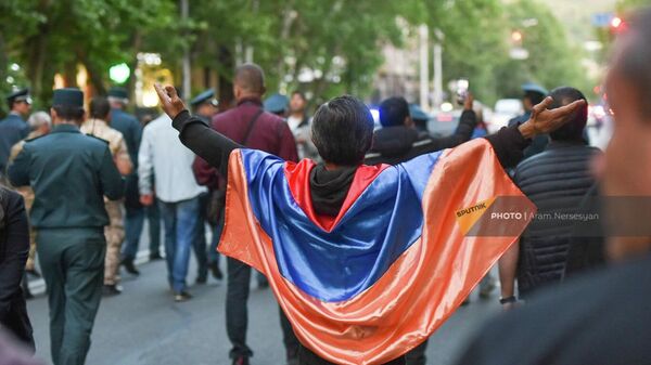 Участники митинга оппозиции с флагами на улице Налбандяна на пятый день акции неповиновения (5 мая 2022). Еревaн - Sputnik Армения