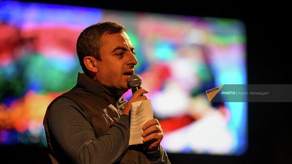 Ишхан Сагателян выступает перед участниками митинга оппозиции на пятый день акции неповиновения (5 мая 2022). Еревaн - Sputnik Армения