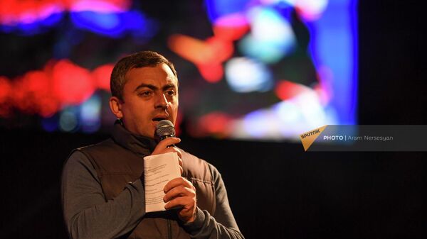 Ишхан Сагателян выступает перед участниками митинга оппозиции на пятый день акции неповиновения (5 мая 2022). Еревaн - Sputnik Армения