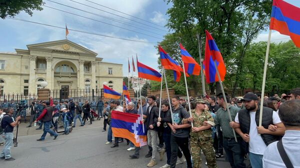 Шествие участников оппозиционного митинга по проспекту Баграмяна на шестой день акции неповиновения (6 мая 2022). Еревaн - Sputnik Армения