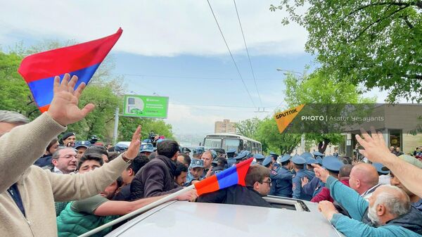 Столкновение участников шествия оппозиции и полиции на шестой день акции неповиновения (6 мая 2022). Еревaн - Sputnik Армения