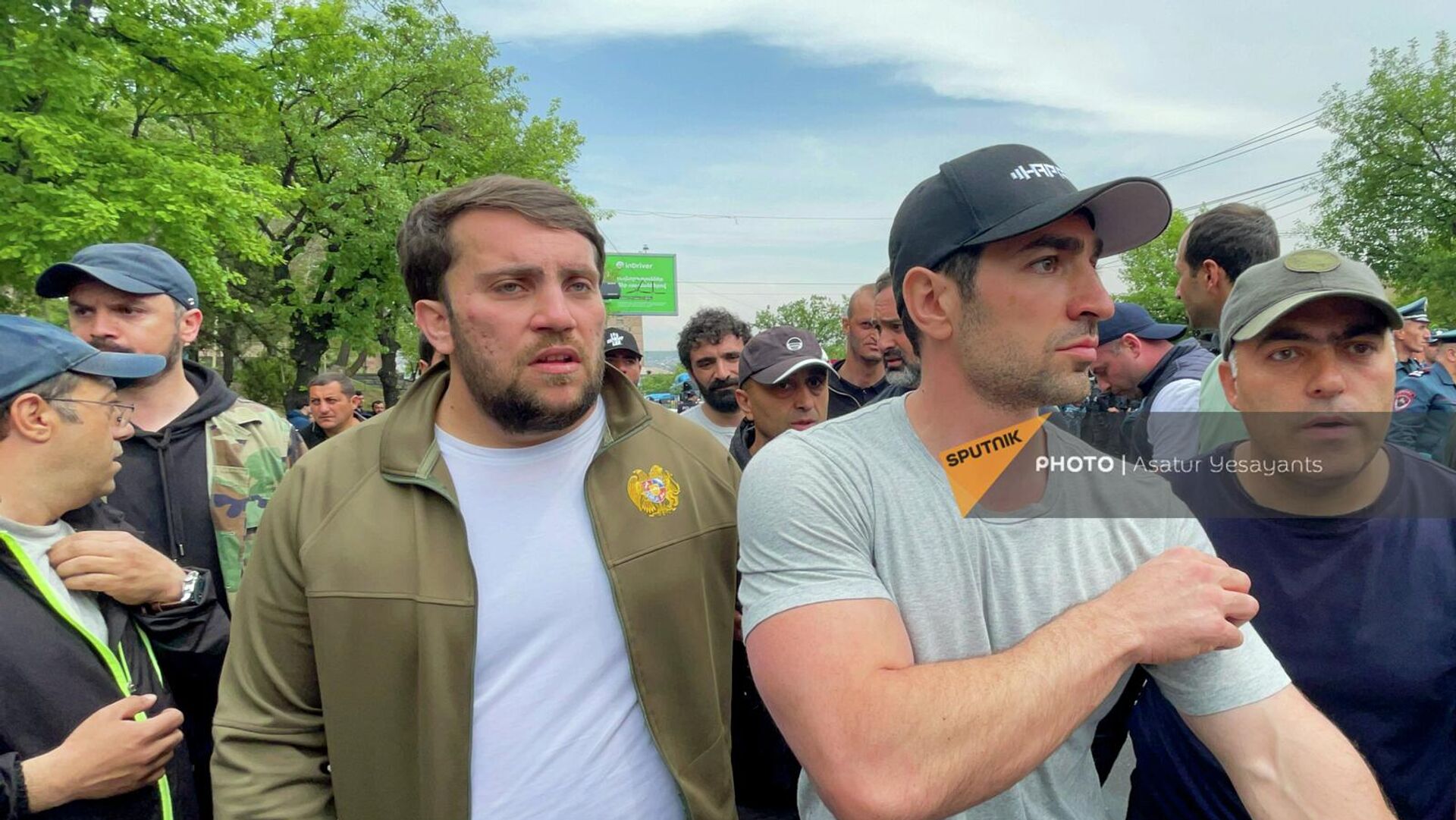 Левон Кочарян во время столкновения участников шествия оппозиции и полиции на шестой день акции неповиновения (6 мая 2022). Еревaн - Sputnik Армения, 1920, 06.05.2022