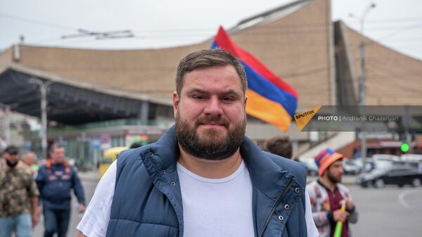 Блогер Мика Бадалян среди участников оппозиционного шествия на шестой день акции неповиновения (6 мая 2022). Еревaн - Sputnik Армения