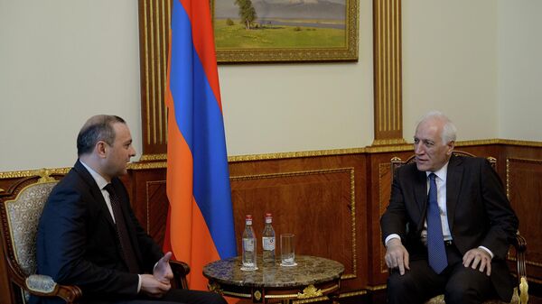 Президент Ваагн Хачатурян встретился с секретарем Совета безопасности Арменом Григоряном (6 мая 2022). Еревaн - Sputnik Армения