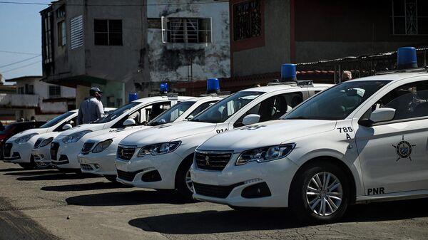 Полицейские машины перед полицейским участком Эль-Капри в Гаване - Sputnik Армения