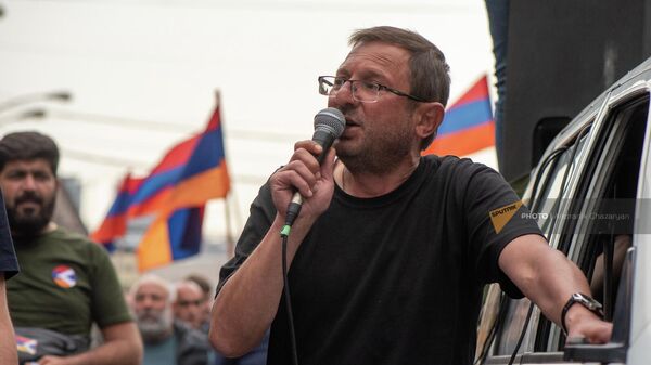 Гегам Манукян выступает перед участниками оппозиционного шествия на шестой день акции неповиновения (6 мая 2022). Еревaн - Sputnik Армения