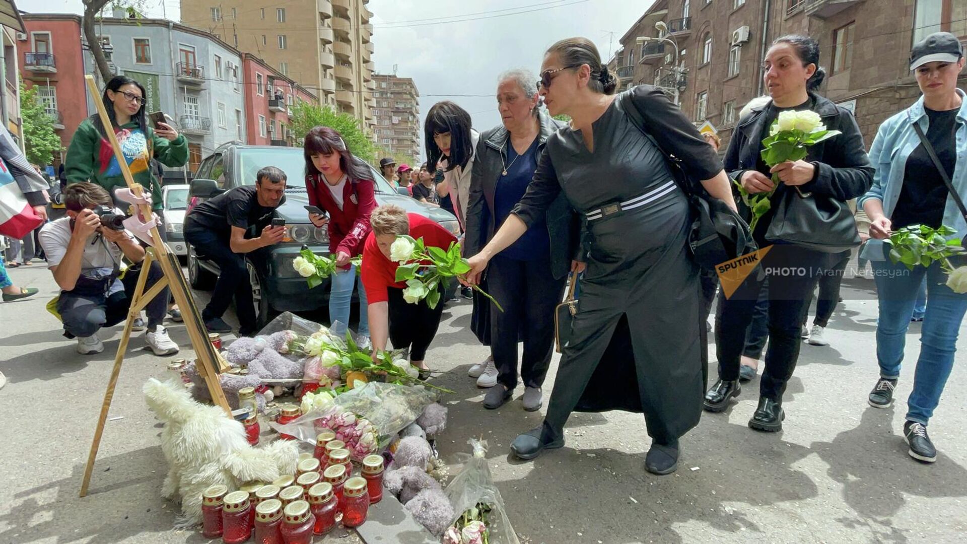 Участницы женского марша в поддержку оппозиции возложили цветы на месте гибели Соны Мнацаканян (7 мая 2022). Еревaн - Sputnik Արմենիա, 1920, 29.12.2022