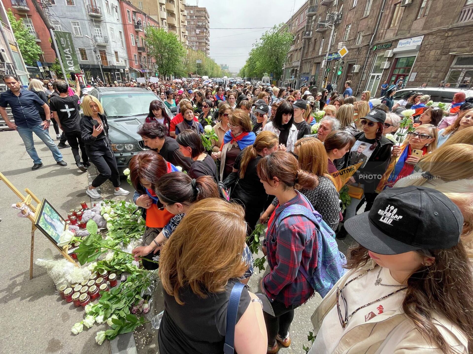 Участницы женского марша в поддержку оппозиции возложили цветы на месте гибели Соны Мнацаканян (7 мая 2022). Еревaн - Sputnik Армения, 1920, 07.05.2022