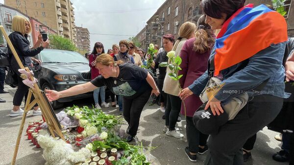 Участницы женского марша в поддержку оппозиции возложили цветы на месте гибели Соны Мнацаканян (7 мая 2022). Еревaн - Sputnik Армения