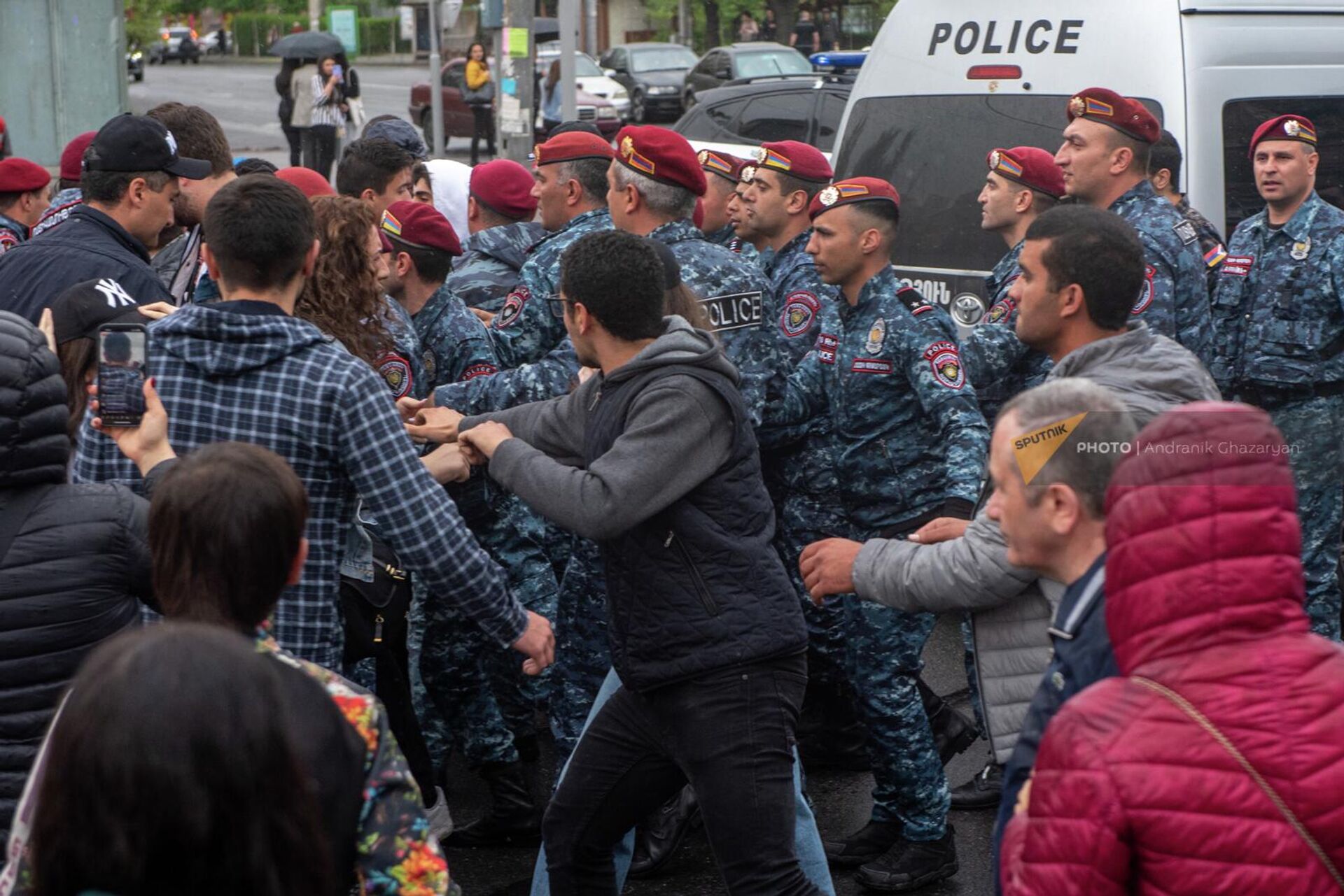 Полиция задерживает активистов оппозиционного шествия на улице Ханджяна (2 мая 2022). Еревaн Полиция задерживает активистов оппозиционного шествия на улице Ханджяна (2 мая 2022). Еревaн - Sputnik Армения, 1920, 07.05.2022