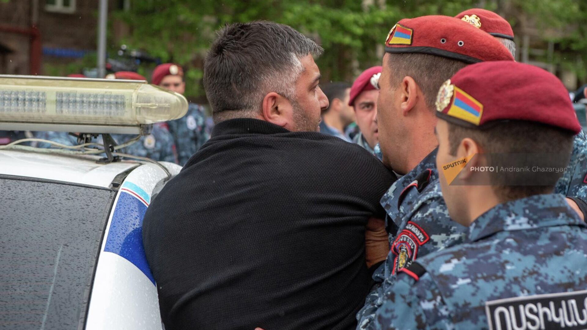 Полиция задерживает активистов оппозиционного шествия на улице Ханджяна (2 мая 2022). Еревaн - Sputnik Армения, 1920, 07.05.2022