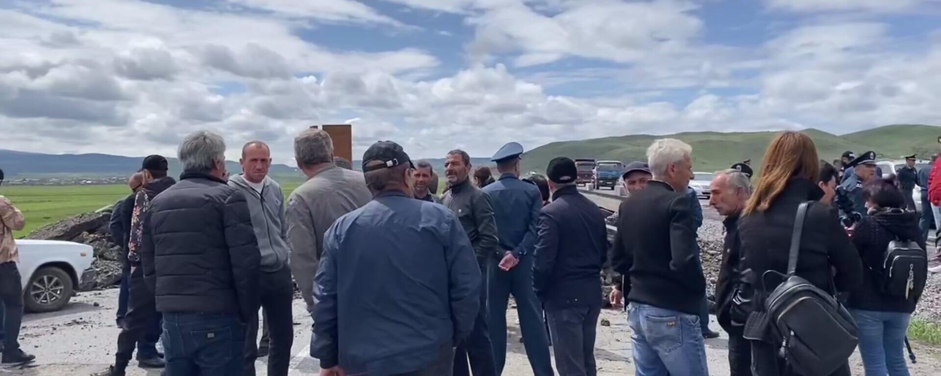 Родственники пленных из Ширакской области перекрыли участок автомагистрали Гюмри-Ереван у села Ором - Sputnik Армения, 1920, 08.05.2022