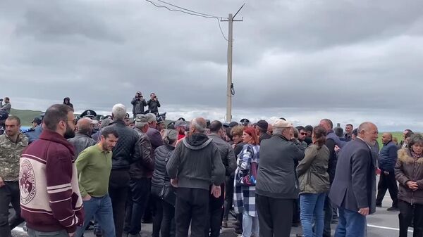 Родственники пленных держат дорогу в Гюмри закрытой и не пропускают автоколонну оппозиции.  - Sputnik Армения