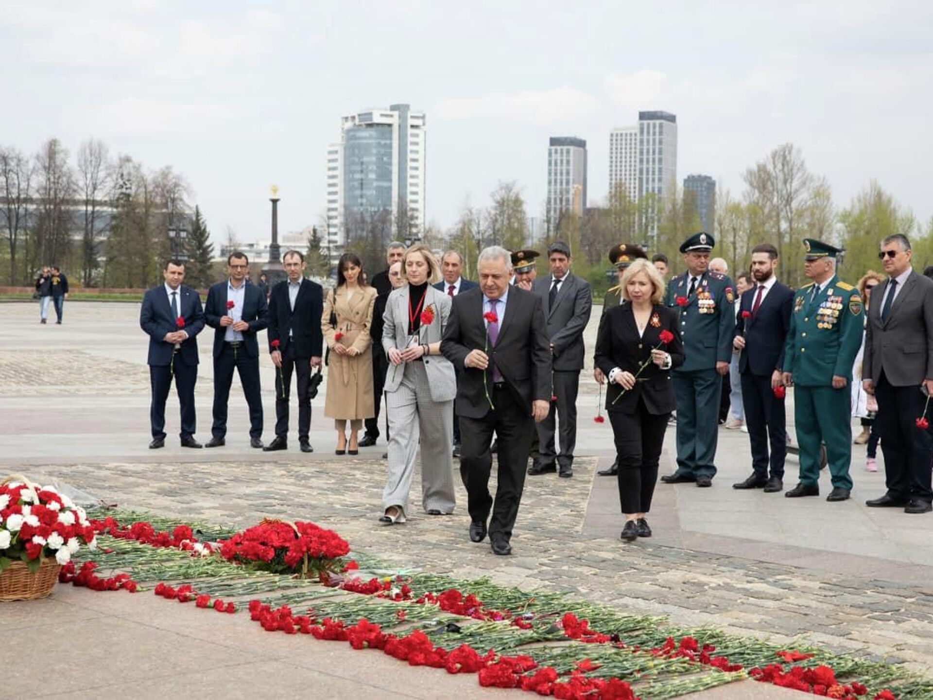 9 мая на поклонной горе. Вагаршак Арутюнян посол. Возложение венка на Поклонной горе. Посольство РФ В Армении. Поклонная гора в Москве возложение цветов.