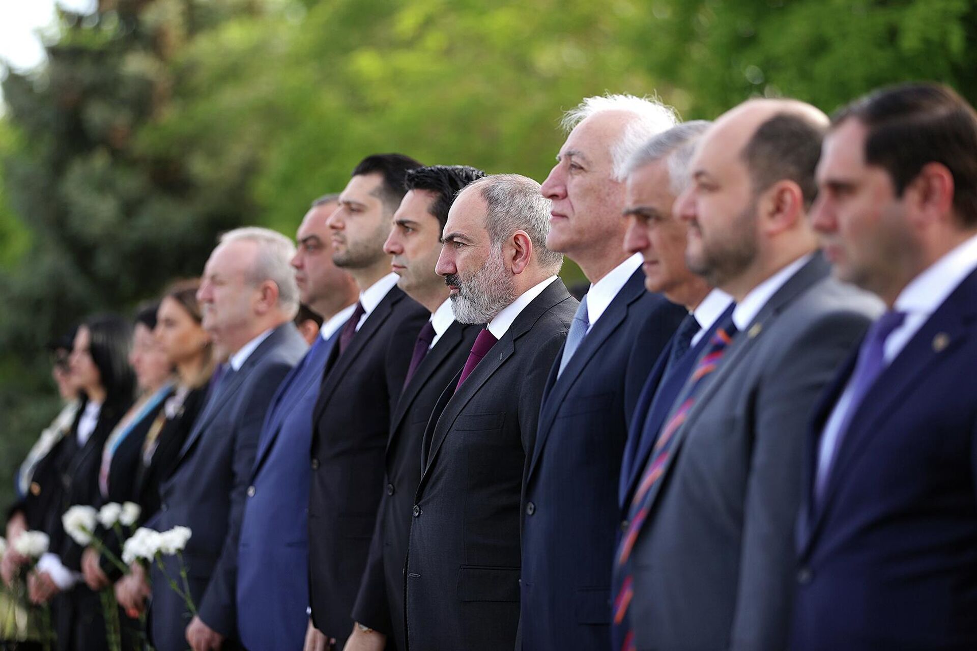 Премьер-министр Никол Пашинян во главе с членами правительства почтил память героев в военном пантеоне Ераблур (9 мая 2022). Еревaн - Sputnik Արմենիա, 1920, 09.05.2022